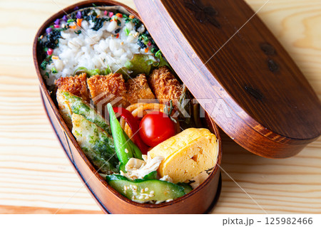 手作りのお弁当　わっぱ飯 125982466
