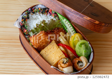 手作りのお弁当　わっぱ飯 125982472