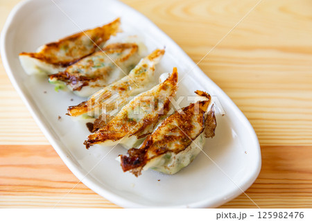 家庭の味 素朴な焼き餃子 家庭の味 素朴な焼き餃子 125982476