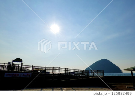 浅虫海づり公園駐車場の防波堤沿いの風景 青森県青森市 浅虫海づり公園駐車場の防波堤沿いの風景 青森県青森市 125982499