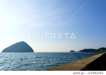 浅虫海づり公園駐車場の防波堤越しに湯の島や裸島が見える風景 青森県青森市 浅虫海づり公園駐車場の防波堤越しに湯の島や裸島が見える風景 青森県青森市 125982503