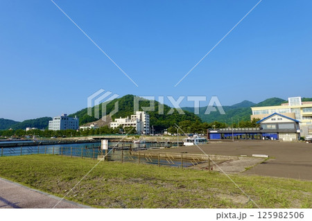 道の駅浅虫温泉を浅虫海づり公園駐車場の防波堤から見た風景　青森県青森市 125982506