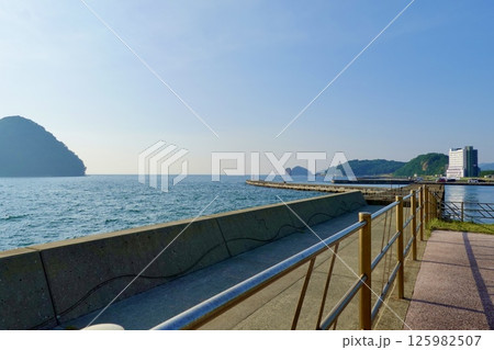 浅虫海づり公園駐車場の防波堤からサンセットビーチあさむし方面を見た風景　青森県青森市 125982507