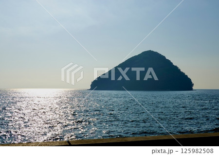浅虫海づり公園駐車場の防波堤から湯の島を見た風景　青森県青森市 125982508