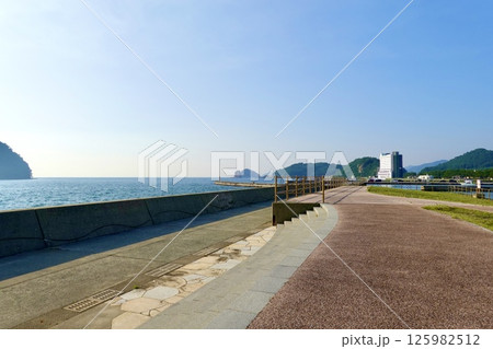 浅虫海づり公園駐車場の防波堤沿いの風景 青森県青森市 浅虫海づり公園駐車場の防波堤沿いの風景 青森県青森市 125982512