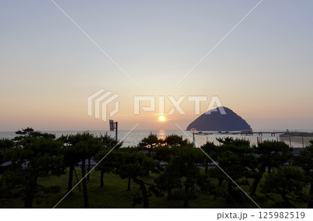 浅虫温泉から海越しに沈む夕陽を見た風景　青森県青森市 125982519