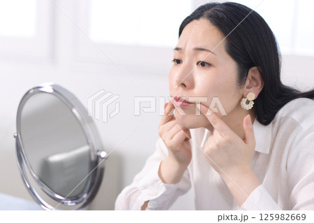 小じわやしみが気になるミドル女性 125982669