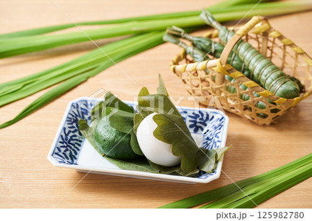 白と蓬の柏餅 125982780