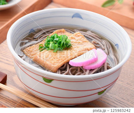 温かい きつねそば 125983242