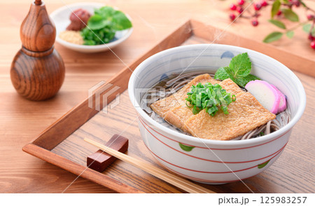 温かい きつねそば 125983257