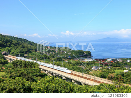 高速道路建設前の有明海を背景に朝日を浴びて激走する九州新幹線 高速道路建設前の有明海を背景に朝日を浴びて激走する九州新幹線 125983303