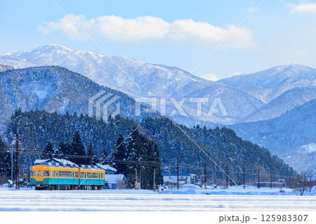 雪の中を立山から街に降りてきた富山地方鉄道 125983307