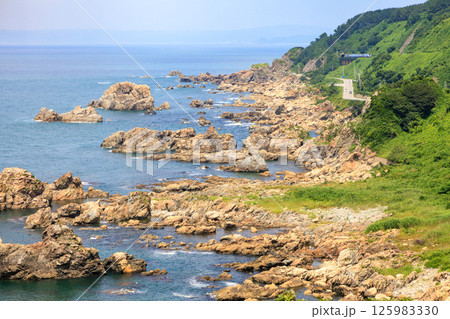 日本海の荒波に削られた奇岩を横目にゆっくりと走る五能線の観光列車 日本海の荒波に削られた奇岩を横目にゆっくりと走る五能線の観光列車 125983330