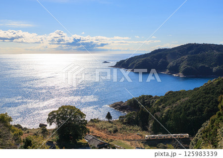 熊野古道から冬晴れの太平洋と紀勢本線の気動車を望む 熊野古道から冬晴れの太平洋と紀勢本線の気動車を望む 125983339