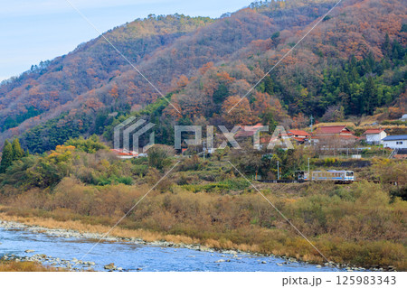 紅葉に包まれた廃線前の三江線・信木駅に停車する気動車 紅葉に包まれた廃線前の三江線・信木駅に停車する気動車 125983343