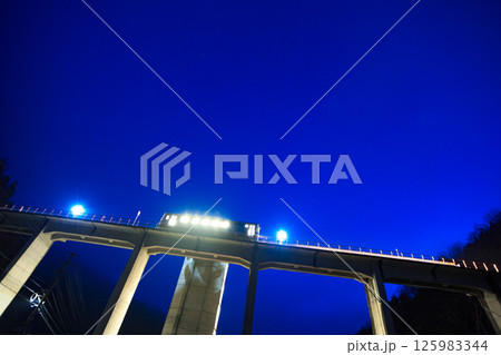 まるで宇宙基地のように輝いていた廃線前の三江線・宇津井駅 125983344