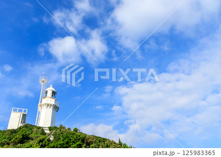 青空に向かって伸びる四国最西端の佐田岬灯台 青空に向かって伸びる四国最西端の佐田岬灯台 125983365