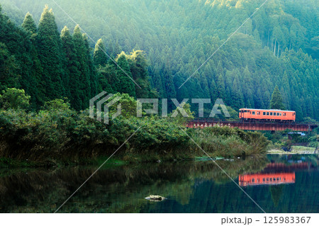 上市川橋梁の深淵に朝日と播但線の気動車が訪れた 上市川橋梁の深淵に朝日と播但線の気動車が訪れた 125983367