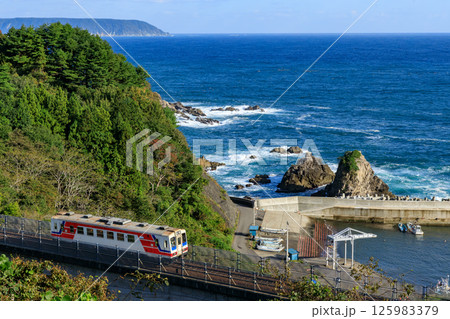 太平洋を背景にトリコロールの三陸鉄道が大沢橋梁を渡る 太平洋を背景にトリコロールの三陸鉄道が大沢橋梁を渡る 125983379