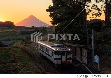 朝焼けの開聞岳を背景に松ヶ浦駅に入線する指宿枕崎線の気動車 朝焼けの開聞岳を背景に松ヶ浦駅に入線する指宿枕崎線の気動車 125983391