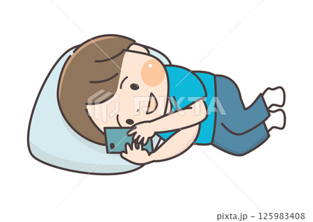 横になって笑顔でスマホを見る男の子 125983408
