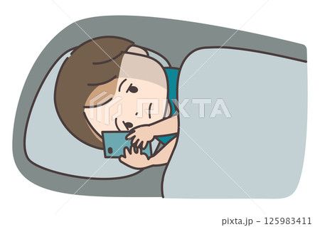 夜中に布団でスマホを見る男の子 125983411