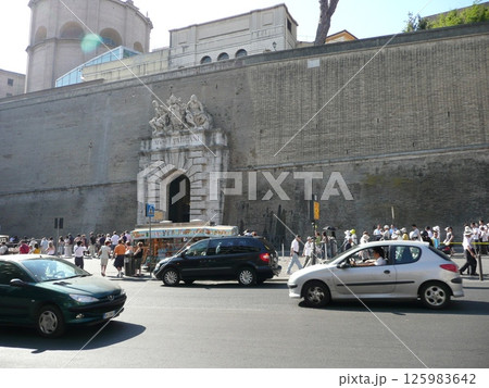 バチカン市国美術館入口 城壁 2008.07 バチカン市国美術館入口 城壁 2008.07 125983642