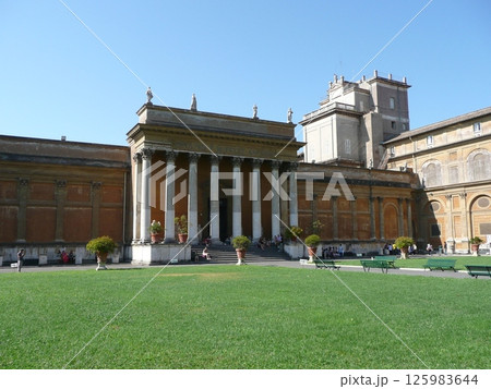 バチカン市国ピーニャの中庭 125983644