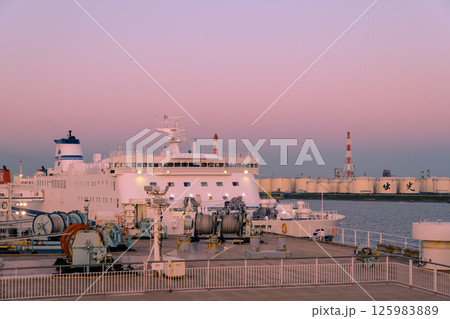 【さんふらわあさっぽろ　苫小牧フェリーターミナル出港前のコンビナートと太平洋フェリー】 125983889