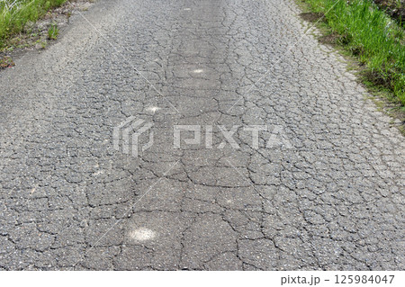 ひび割れたアスファルト道路 ひび割れたアスファルト道路 125984047