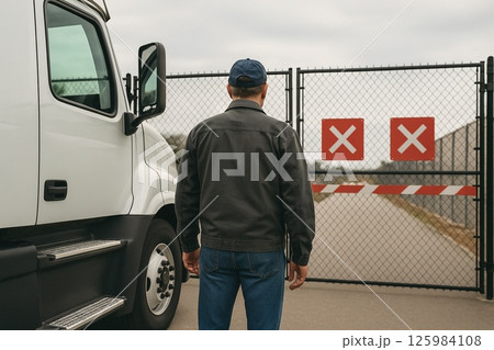 国境封鎖に立ち尽くす運転手 125984108