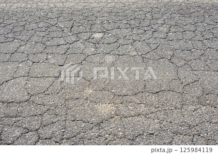 ひび割れたアスファルト道路 125984119