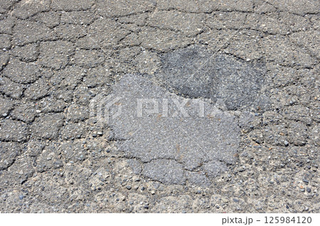 ひび割れたアスファルト道路 125984120