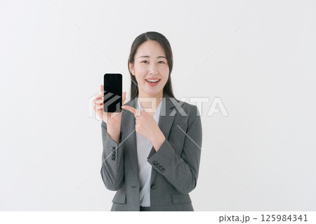 スマホを持つスーツの女性 125984341