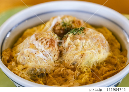 下北半島名物のホタテ貝を揚げて卵でとじた丼物 下北半島名物のホタテ貝を揚げて卵でとじた丼物 125984743