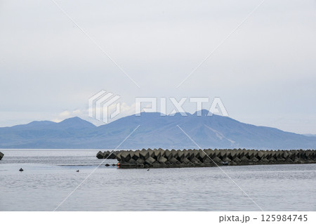 陸奥横浜海岸から眺める下北半島の山々 陸奥横浜海岸から眺める下北半島の山々 125984745