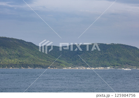 瀬戸内海から見る高松の屋島 瀬戸内海から見る高松の屋島 125984756
