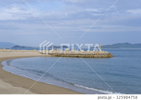 女木島海岸から眺める瀬戸内海と四国本土 女木島海岸から眺める瀬戸内海と四国本土 125984758