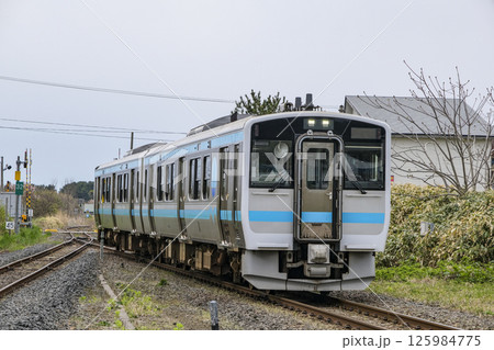 陸奥横浜駅に到着する大湊線の快速列車 125984775