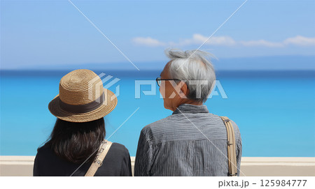 仲睦まじく旅行するシニア夫婦 仲睦まじく旅行するシニア夫婦 125984777