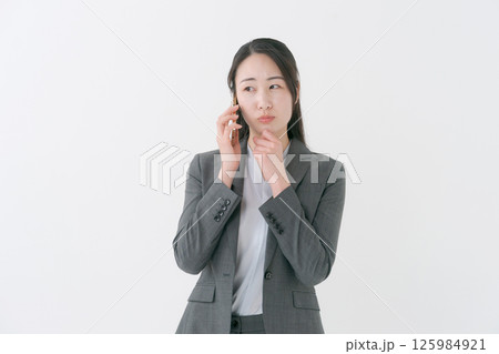 電話をするスーツの女性 電話をするスーツの女性 125984921