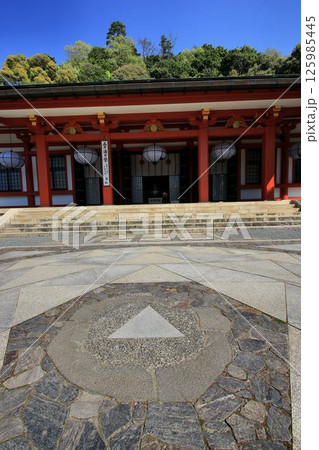 宇宙エネルギーが降注ぎ京の都の鬼門を護る… 鞍馬寺『本殿金堂・金剛床』 125985445