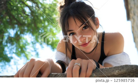 ファインダーを覗くランニング中の美女 ファインダーを覗くランニング中の美女 125985716