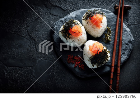 皿にのせたおにぎり 125985766