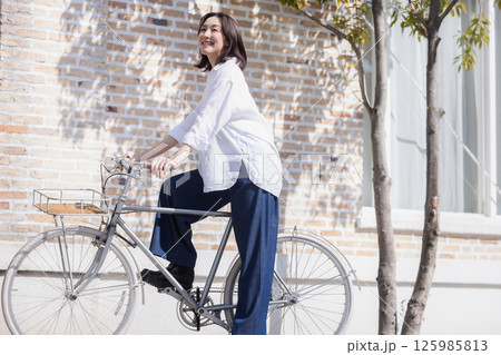 自転車に乗る女性 125985813