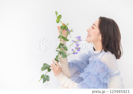 花を持った女性 125985821