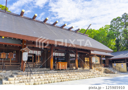 廣田神社　新緑に包まれた拝殿（兵庫県西宮市） 125985910
