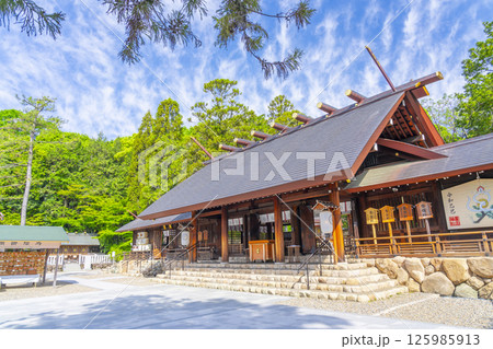 廣田神社　新緑に包まれた拝殿（兵庫県西宮市） 125985913