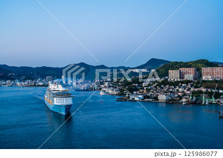 長崎港客船出港（Spectrum of the Seas）女神大橋からの夕景【長崎市】 125986077
