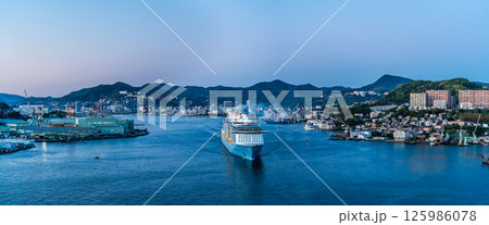 長崎港客船出港（Spectrum of the Seas）女神大橋からの夕景　パノラマ【長崎市】 125986078